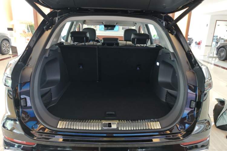 Used Hongqi HS5 2026 Model 2.0T Two-Wheel Drive Qi Xiang Pro Edition Trunk