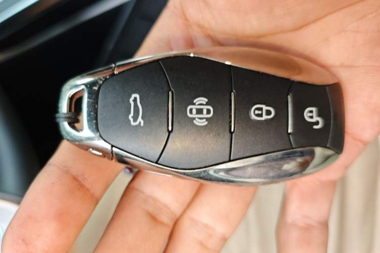 Used Hongqi HS5 2026 Model 2.0T Two-Wheel Drive Xuan Ying Edition Vehicle Key