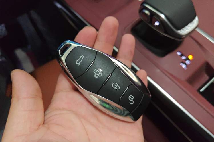 Used Hongqi HS5 2026 Model 2.0T Two-Wheel Drive Qi Xiang Pro Edition Vehicle Key