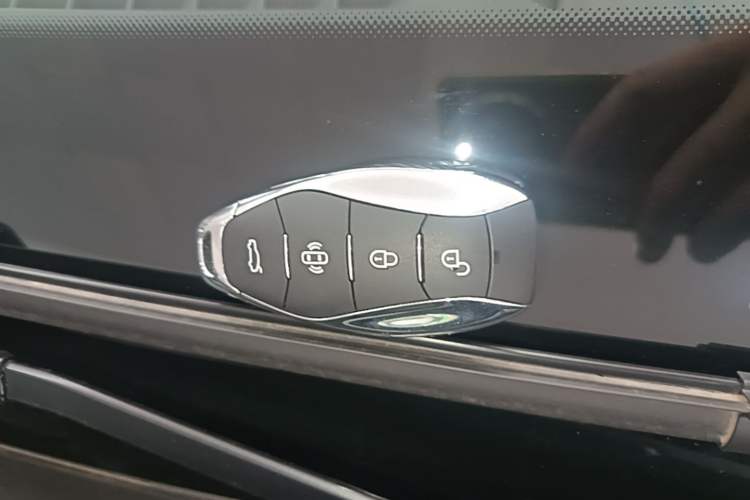 Used Hongqi HS5 2026 Model 2.0T Two-Wheel Drive Qi Xiang Pro Edition Vehicle Key