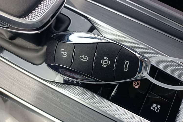Used Hongqi HS5 2026 Model 2.0T Two-Wheel Drive Qi Xiang Pro Edition Vehicle Key