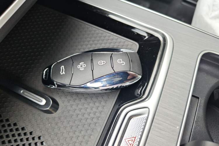 Used Hongqi HS5 2026 Model 2.0T Two-Wheel Drive Qi Xiang Pro Edition Vehicle Key