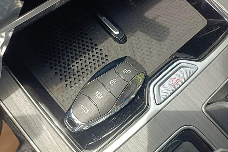 Used Hongqi HS5 2026 Model 2.0T Two-Wheel Drive Qi Xiang Pro Edition Vehicle Key