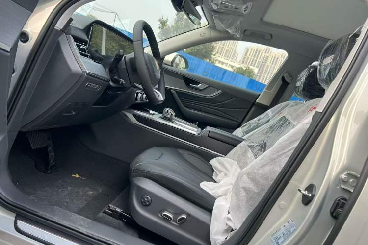 Used Hongqi HS5 2026 Model 2.0T Two-Wheel Drive Qi Xiang Pro Edition Interior 3