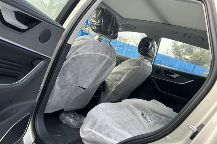 Used Hongqi HS5 2026 Model 2.0T Two-Wheel Drive Qi Xiang Pro Edition Interior 4