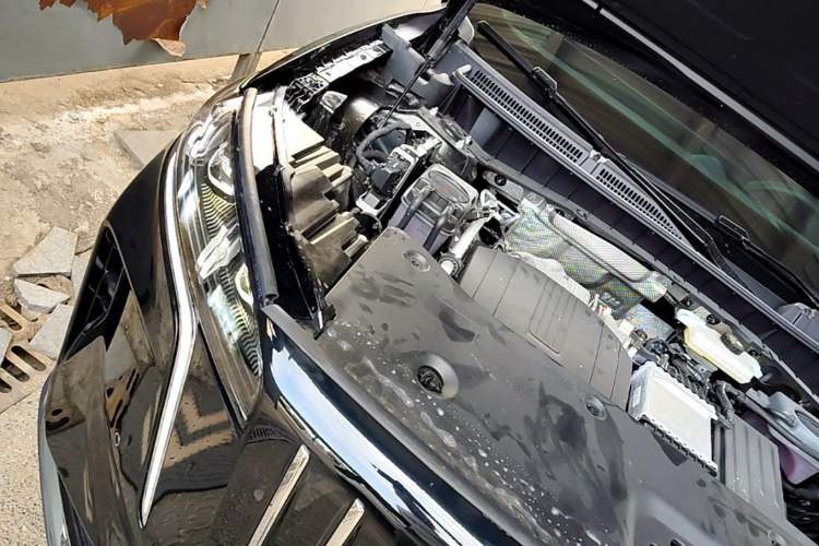 Used Hongqi HS6 PHEV 2026 240 Smart Hybrid Version Engine Bay Right