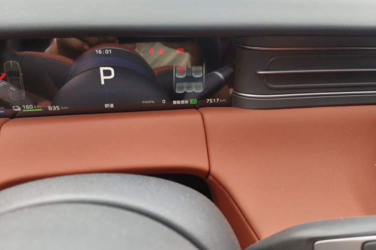 Used Hongqi HS6 PHEV 2026 220 All-Wheel Drive Smart Hybrid Version Odometer Close Up