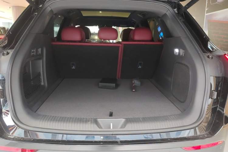Used Hongqi HS6 PHEV 2026 240 Smart Hybrid Version Trunk