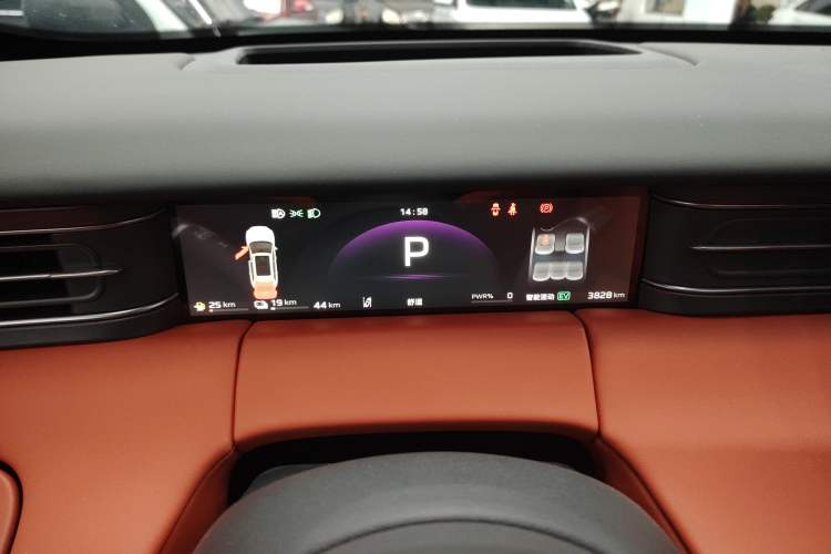 Used Hongqi HS6 PHEV 2026 220 All-Wheel Drive Smart Hybrid Version Instrument Cluster