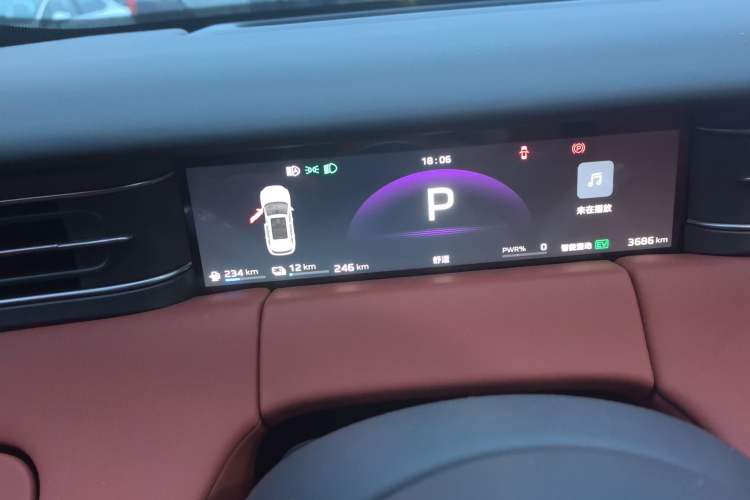 Used Hongqi HS6 PHEV 2026 220 All-Wheel Drive Smart Hybrid Version Odometer Close Up