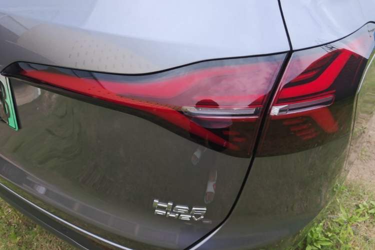 Used Hongqi HS6 PHEV 2026 220 All-Wheel Drive Smart Hybrid Version Right Rear Taillight
