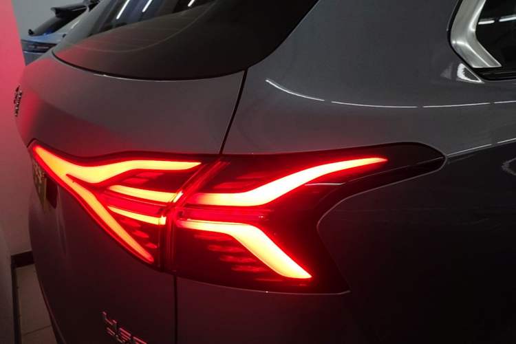 Used Hongqi HS6 PHEV 2026 220 All-Wheel Drive Smart Hybrid Version Right Rear Taillight