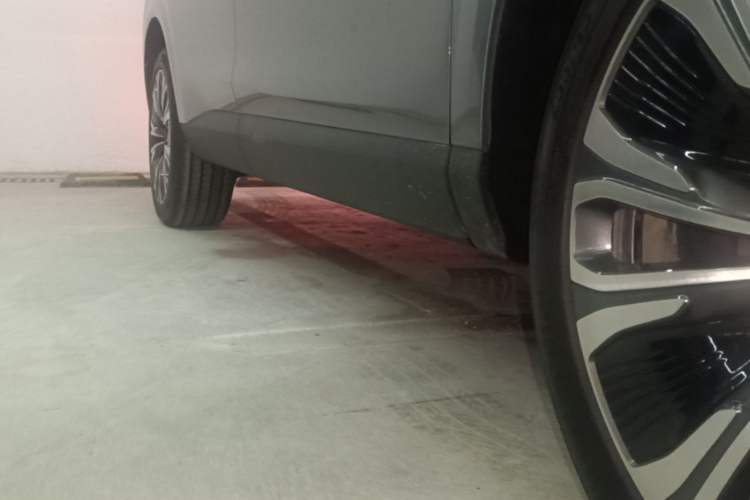 Used Hongqi HS6 PHEV 2026 220 All-Wheel Drive Smart Hybrid Version Right Side Sill