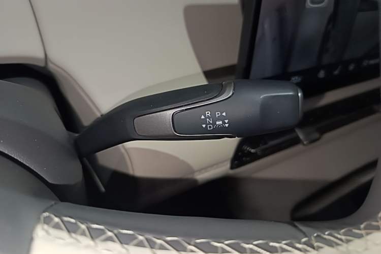 Used Hongqi HS6 PHEV 2026 240 Smart Hybrid Version Gear Lever