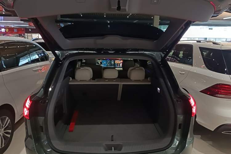 Used Hongqi HS6 PHEV 2026 240 Smart Hybrid Version Trunk