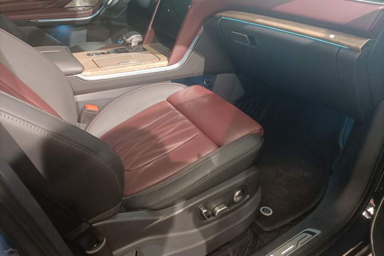 Used Hongqi HS7 2023 2.0T Automatic All-Wheel-Drive Flagship Edition Six Seats Interior 10
