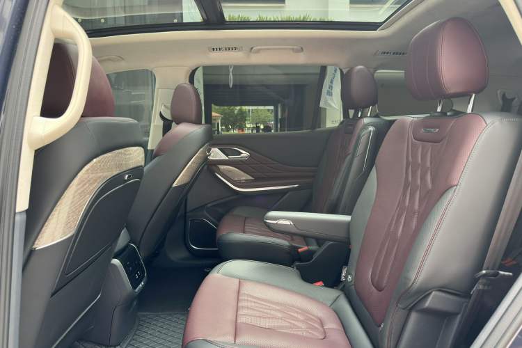 Used Hongqi HS7 2023 2.0T Automatic All-Wheel-Drive Flagship Edition Six Seats Interior 6
