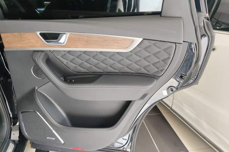 Used Hongqi HS7 2019 3.0T Automatic All-Wheel Drive Smart Connect Flagship Edition Right Rear Door Interior