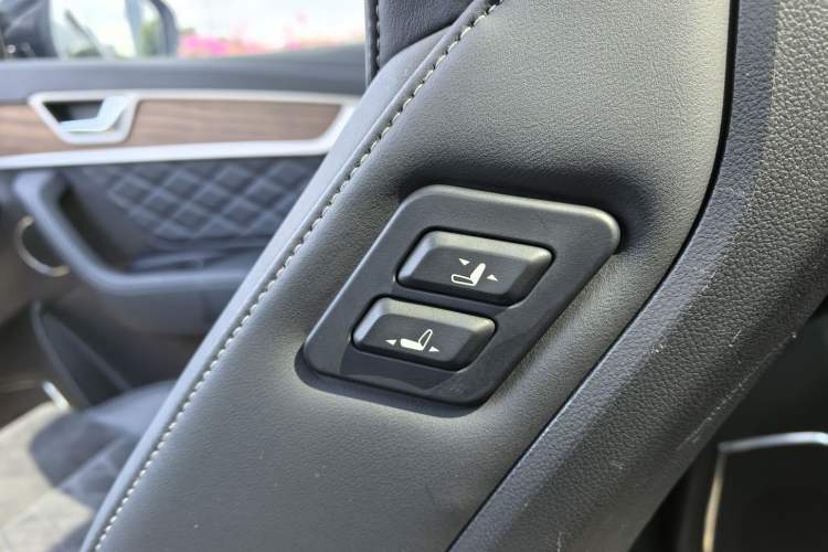 Used Hongqi HS7 2021 2.0T DCT Two-Wheel Drive Smart Connect Flagship Edition Interior 12