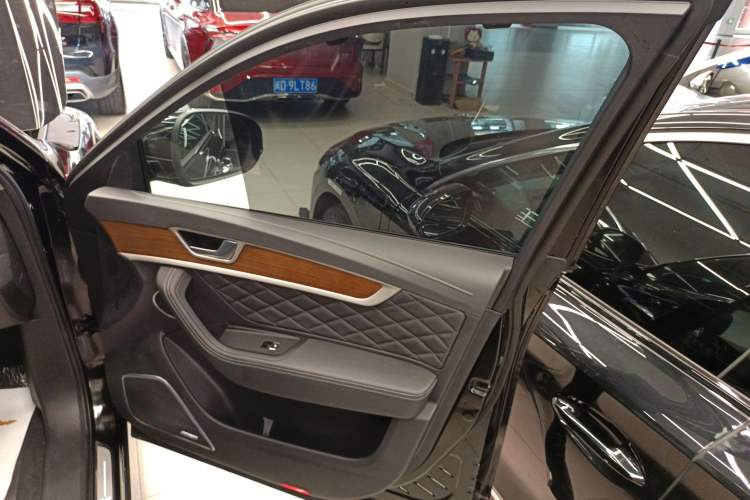 Used Hongqi HS7 2021 2.0T DCT Two-Wheel Drive Smart Connect Flagship Edition Right Front Door Interior