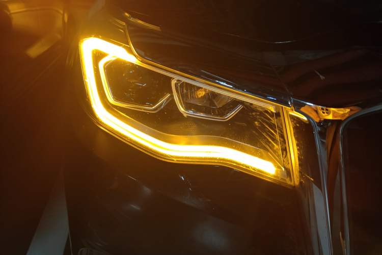 Used Hongqi HS7 2021 2.0T DCT Two-Wheel Drive Smart Connect Flagship Edition Right Front Headlight