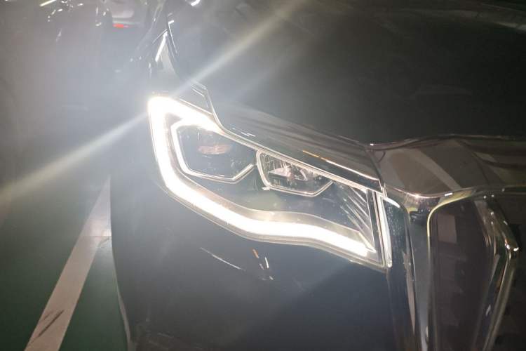 Used Hongqi HS7 2021 2.0T DCT Two-Wheel Drive Smart Connect Flagship Edition Right Front Headlight