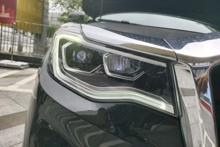 Used Hongqi HS7 2021 2.0T DCT Two-Wheel Drive Smart Connect Flagship Edition Right Front Headlight