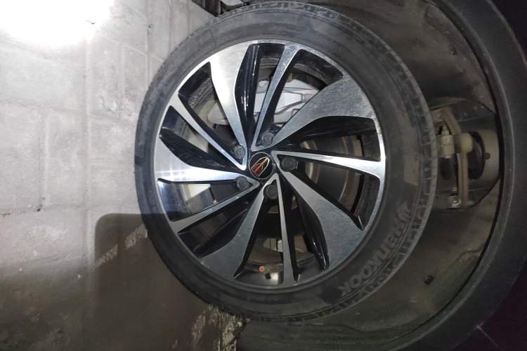 Used Hongqi HS7 2021 2.0T DCT Two-Wheel Drive Smart Connect Flagship Edition Right Front Wheel Hub