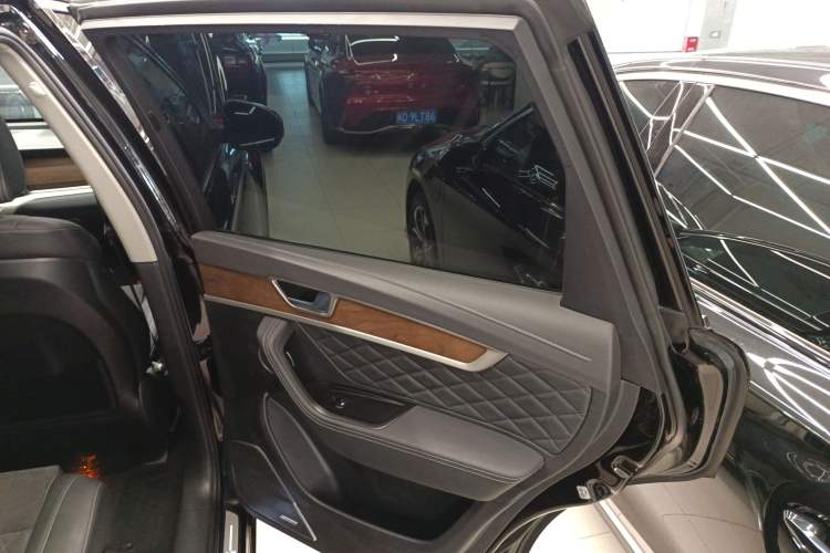 Used Hongqi HS7 2021 2.0T DCT Two-Wheel Drive Smart Connect Flagship Edition Right Rear Door Interior