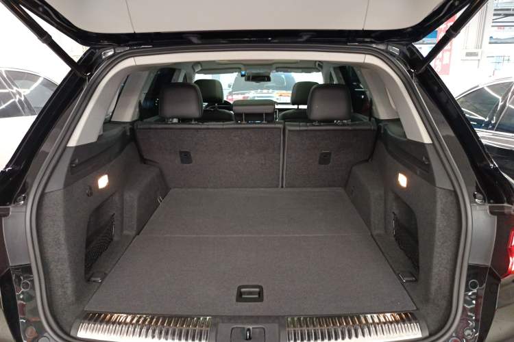 Used Hongqi HS7 2021 2.0T DCT Two-Wheel Drive Smart Connect Flagship Edition Trunk