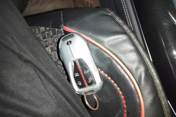 Used Hongqi HS7 2021 2.0T DCT Two-Wheel Drive Smart Connect Flagship Edition Vehicle Key
