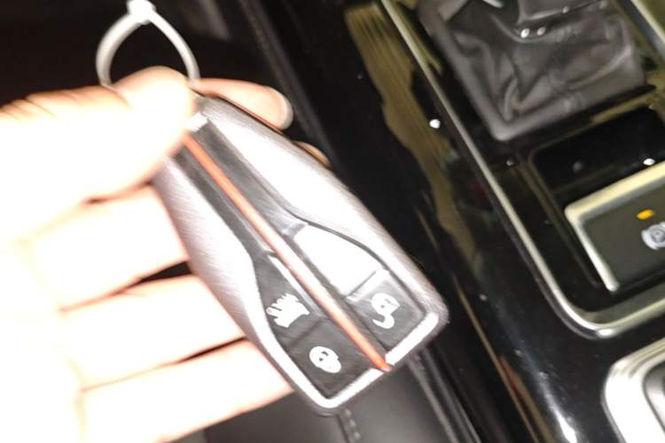 Used Hongqi HS7 2021 2.0T DCT Two-Wheel Drive Smart Connect Flagship Edition Vehicle Key