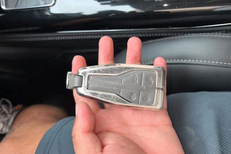 Used Hongqi HS7 2021 2.0T DCT Two-Wheel Drive Smart Connect Flagship Edition Vehicle Key