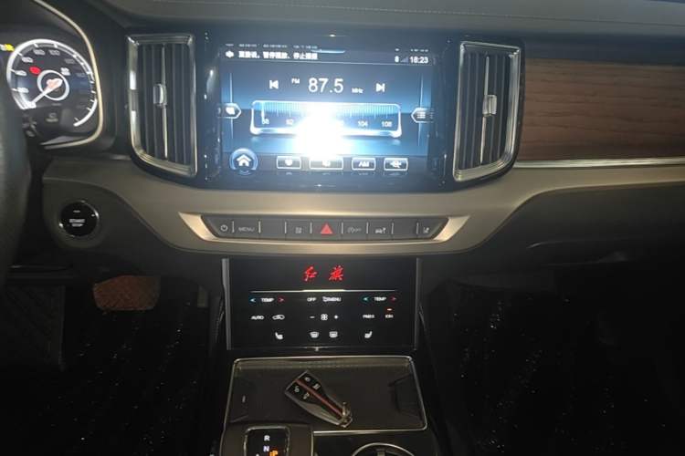 Used Hongqi HS7 2022 2.0T DCT Two-Wheel Drive Smart Connect Flagship Edition Five Seats Audio And AC Panel