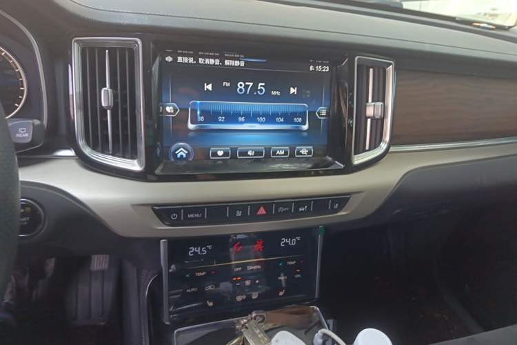 Used Hongqi HS7 2022 2.0T DCT Two-Wheel Drive Smart Connect Flagship Edition Five Seats Audio And AC Panel