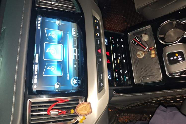 Used Hongqi HS7 2022 2.0T DCT Two-Wheel Drive Smart Connect Flagship Edition Five Seats Audio And AC Panel