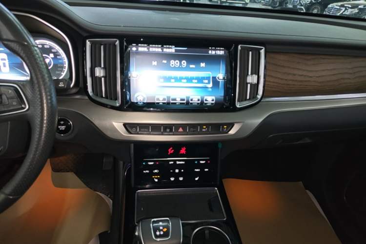 Used Hongqi HS7 2022 2.0T DCT Two-Wheel Drive Smart Connect Flagship Edition Five Seats Audio And AC Panel