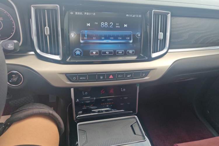 Used Hongqi HS7 2022 2.0T DCT Two-Wheel Drive Smart Connect Flagship Edition Five Seats Audio And AC Panel