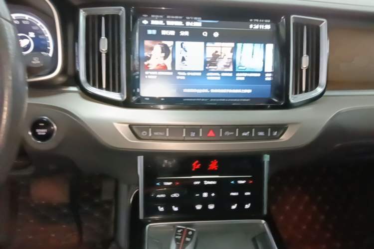 Used Hongqi HS7 2022 2.0T DCT Two-Wheel Drive Smart Connect Flagship Edition 7 Seats Audio And AC Panel