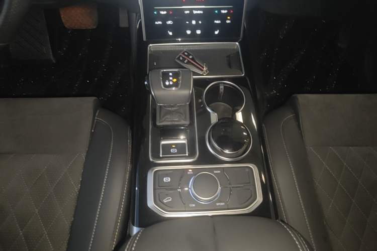 Used Hongqi HS7 2022 2.0T DCT Two-Wheel Drive Smart Connect Flagship Edition Five Seats Gear Lever