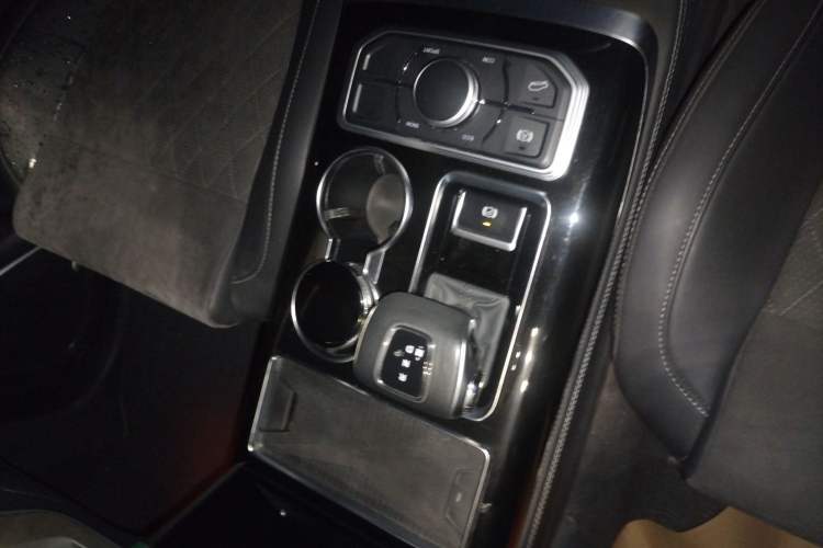 Used Hongqi HS7 2022 2.0T DCT Two-Wheel Drive Smart Connect Flagship Edition Seven Seats Gear Lever