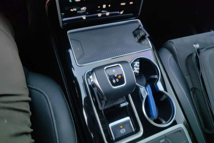 Used Hongqi HS7 2022 2.0T DCT Two-Wheel Drive Smart Connect Flagship Edition Seven Seats Gear Lever