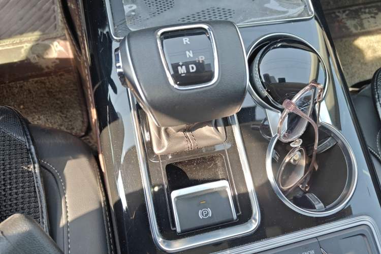 Used Hongqi HS7 2022 2.0T DCT Two-Wheel Drive Smart Connect Flagship Edition 7 Seats Gear Lever