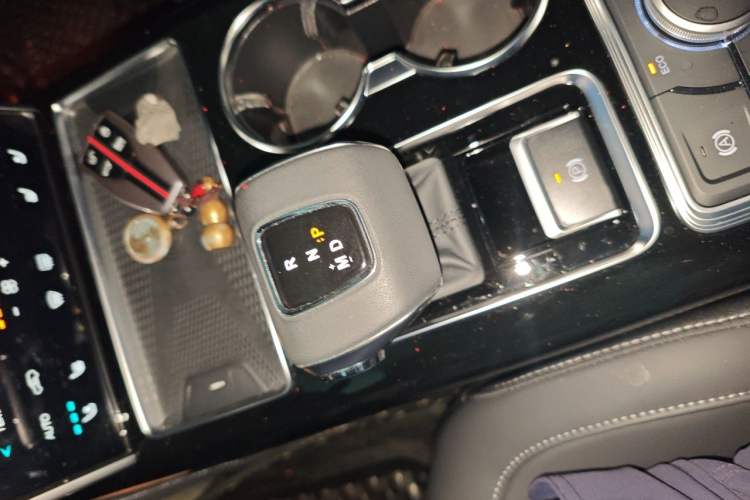 Used Hongqi HS7 2022 2.0T DCT Two-Wheel Drive Smart Connect Flagship Edition Five Seats Gear Lever