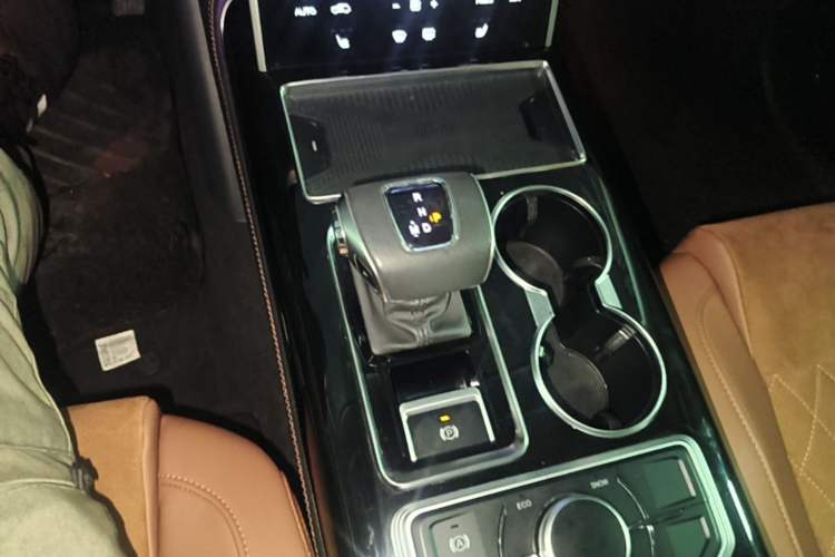 Used Hongqi HS7 2022 2.0T DCT Two-Wheel Drive Smart Connect Flagship Edition Seven Seats Gear Lever