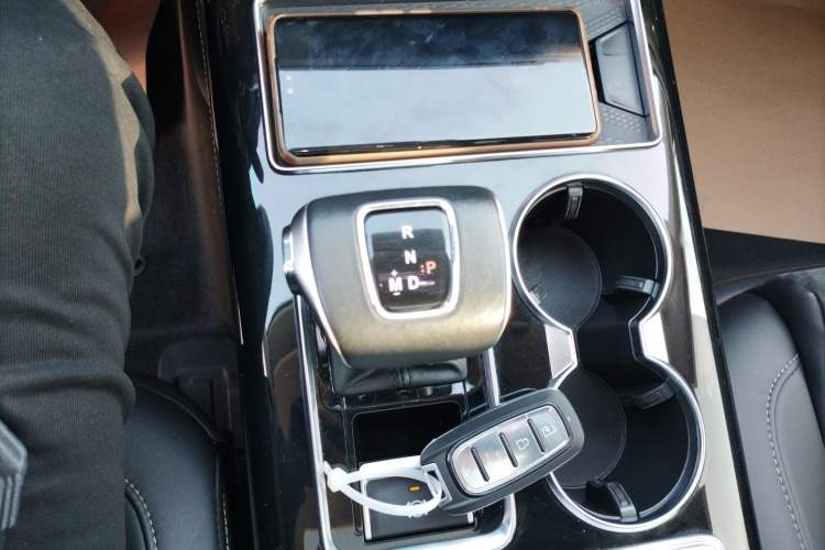 Used Hongqi HS7 2022 2.0T DCT Two-Wheel Drive Smart Connect Flagship Edition Seven Seats Gear Lever