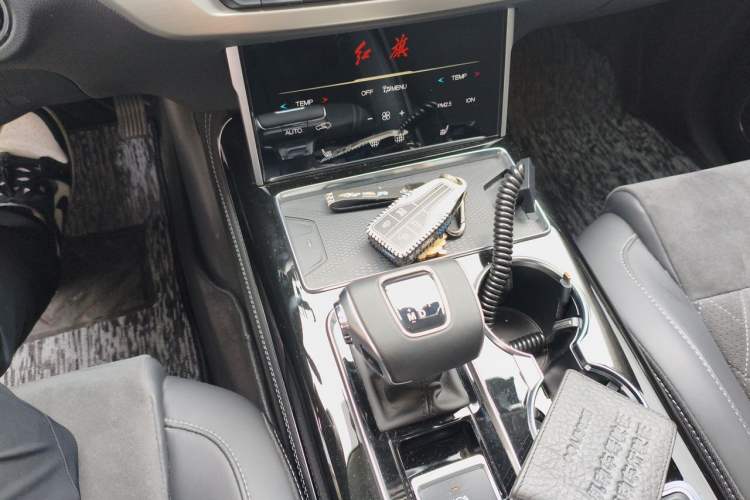 Used Hongqi HS7 2022 2.0T DCT Two-Wheel Drive Smart Connect Flagship Edition Seven Seats Gear Lever