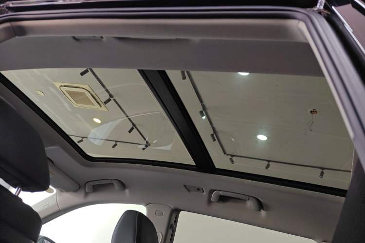 Used Hongqi HS7 2022 2.0T DCT Two-Wheel Drive Smart Connect Flagship Edition Seven Seats Headliner
