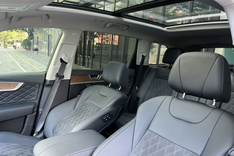 Used Hongqi HS7 2022 2.0T DCT Two-Wheel Drive Smart Connect Flagship Edition Seven Seats Headliner