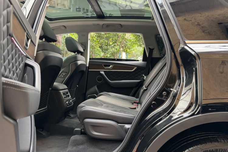 Used Hongqi HS7 2022 2.0T DCT Two-Wheel Drive Smart Connect Flagship Edition Five Seats Interior 1